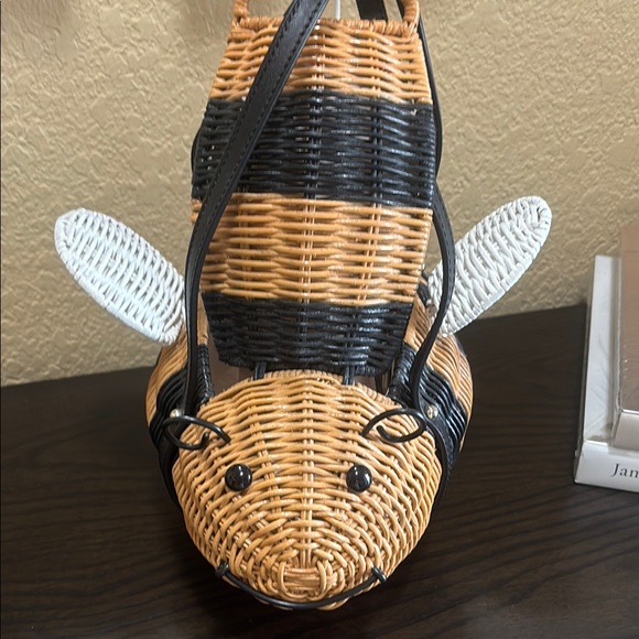 Black and Tan Woven Handbag - Picture 6 of 6